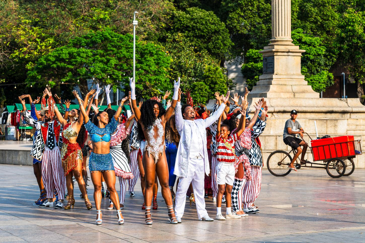 Rio Carnaval anuncia lançamento do álbum de sambas-enredo de 2027 com flash mob na Praça Mauá