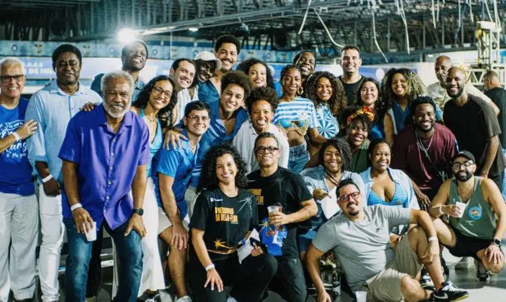 Elenco de musical sobre Neguinho da Beija-Flor prestigia ensaio da Azul e Branco de Nilópolis