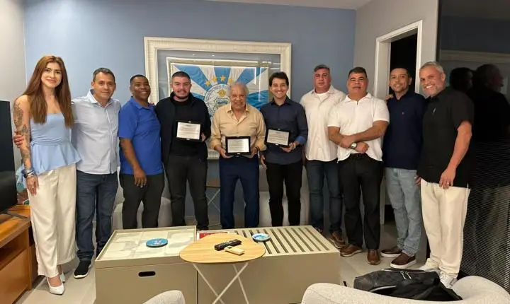 Instituto Celeiro de Bamba homenageia diretoria da Unidos de Vila Isabel em celebração de quatro anos de fundação e atuação das ações sociais.