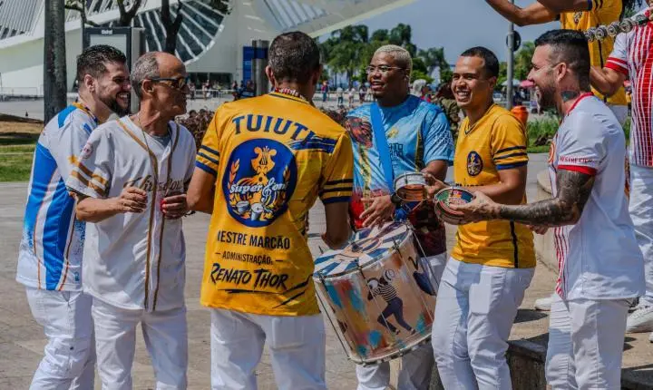 Rio Carnaval anuncia lançamento do álbum de sambas-enredo de 2027 com flash mob na Praça Mauá