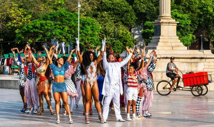 Rio Carnaval anuncia lançamento do álbum de sambas-enredo de 2027 com flash mob na Praça Mauá