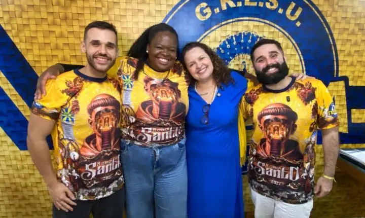 Socorro Acioli, autora do best-seller que inspirou o enredo 2027 da Unidos da Tijuca, visita barracão na Cidade do Samba